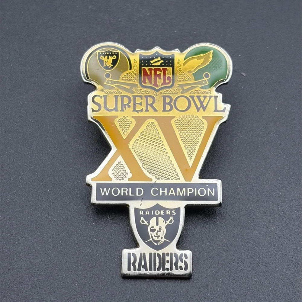 Super Bowl XV Oakland Raiders Philadelphia Eagles NFL Football Lapel Hat‎ Pin